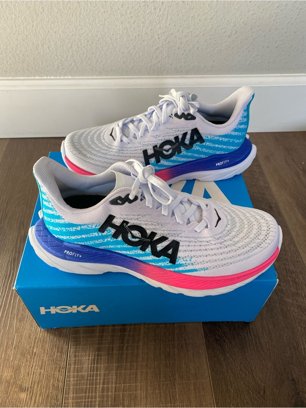 Hoka Mach 5 Women’s 7.5 White/Scuba Blue